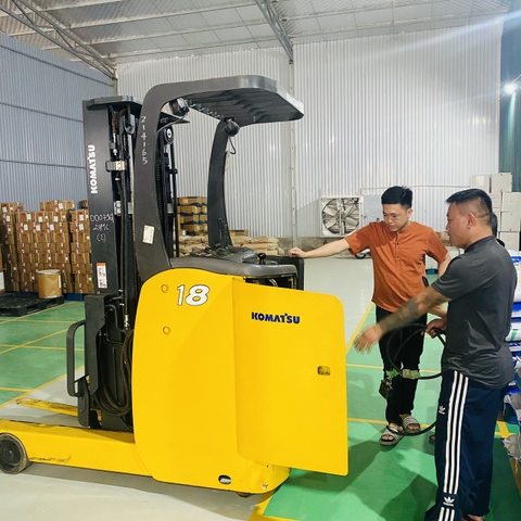Hướng dẫn cách sạc cho xe nâng điện Komatsu đứng lái