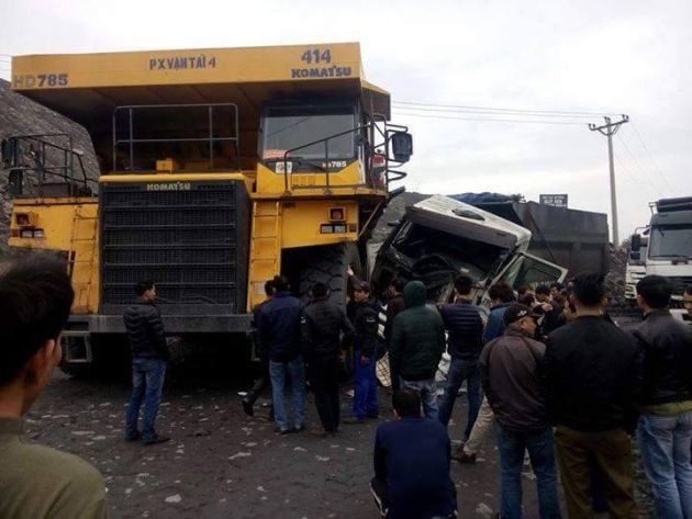 Những chiếc xe tải tự đổ lớn nhất thế giới của Komatsu và Caterpillar và Benlaz