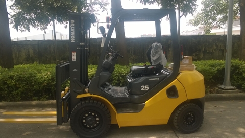 So sánh xe nâng dầu komatsu 2.5 tấn và toyota 2.5 tấn.
