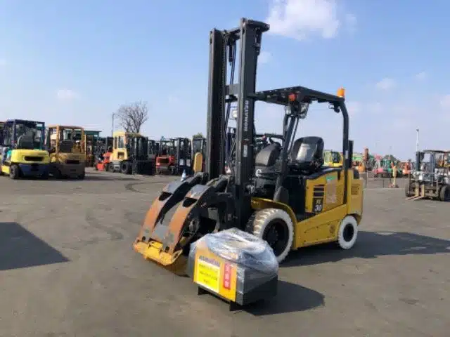 So sánh xe nâng điện Komatsu FE30-1 và FB30-12