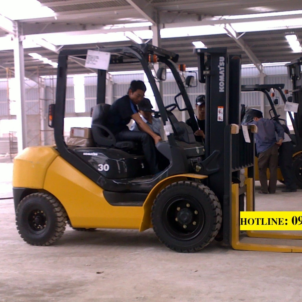 Xe nâng Komatsu 3 tấn.