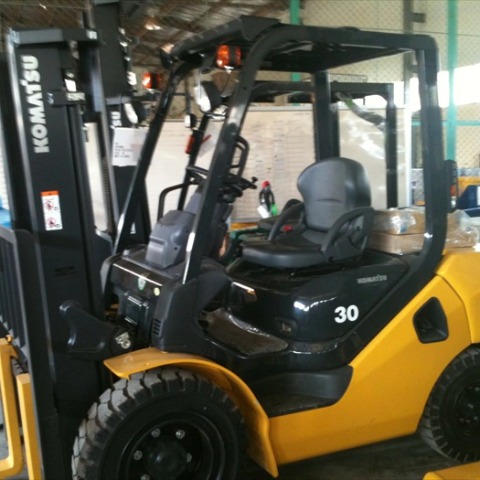 Xe nâng Komatsu 3.0 tấn chui công.