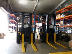 Xe nâng dầu 2.5-5.0 tấn có gắn phu kiện cho các nhà máy gạch.