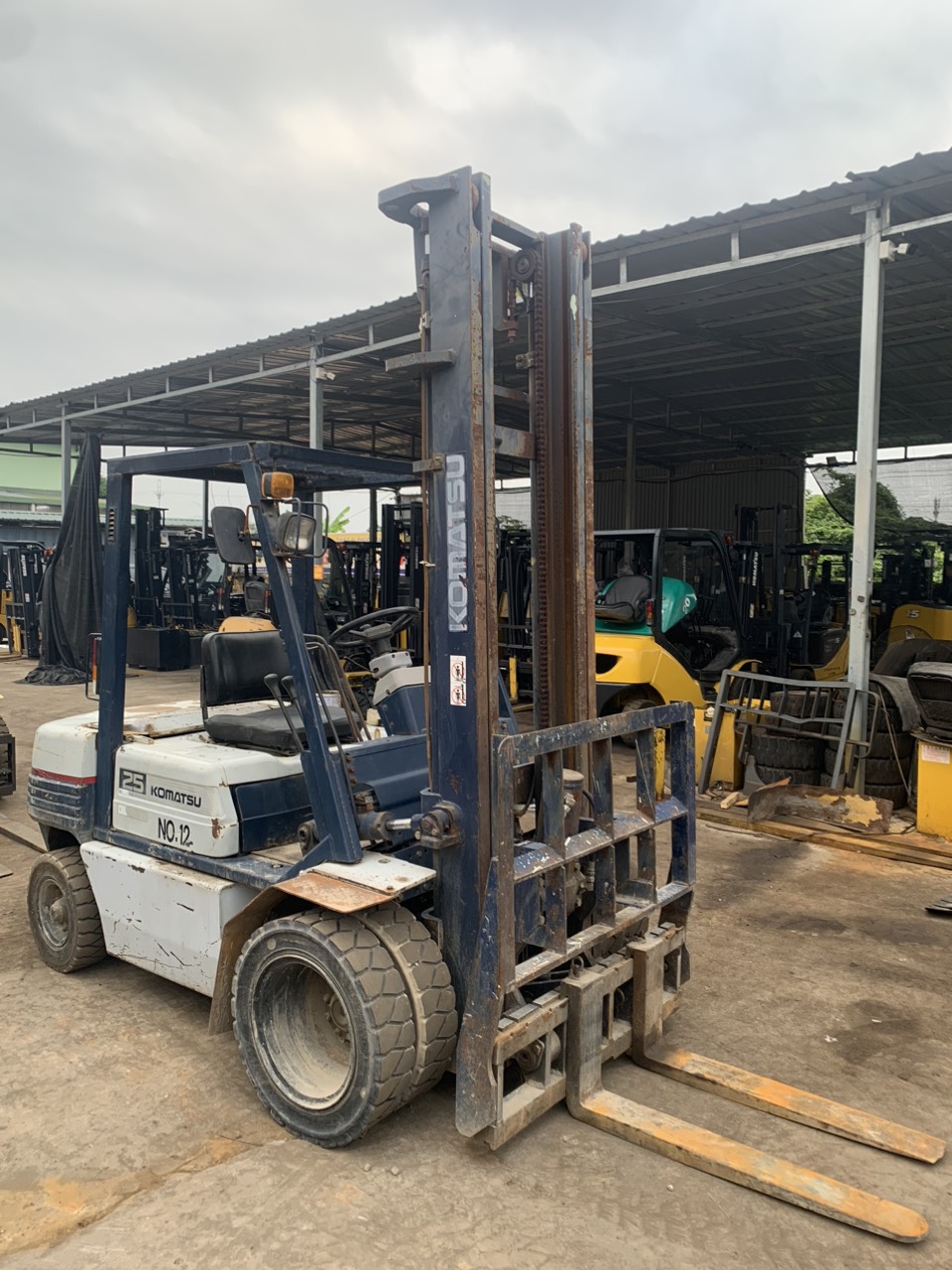 Xe nâng dầu Komatsu 2.5 tấn FD25H-11