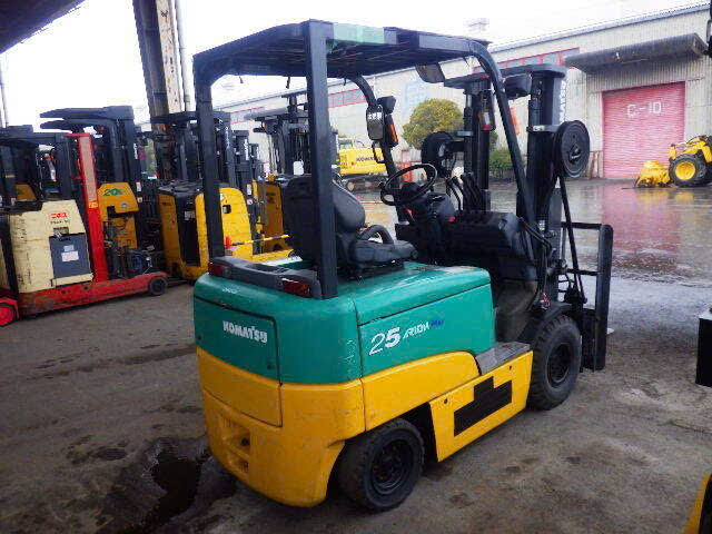 Sạc xe nâng điện qua đêm có làm chai bình không?