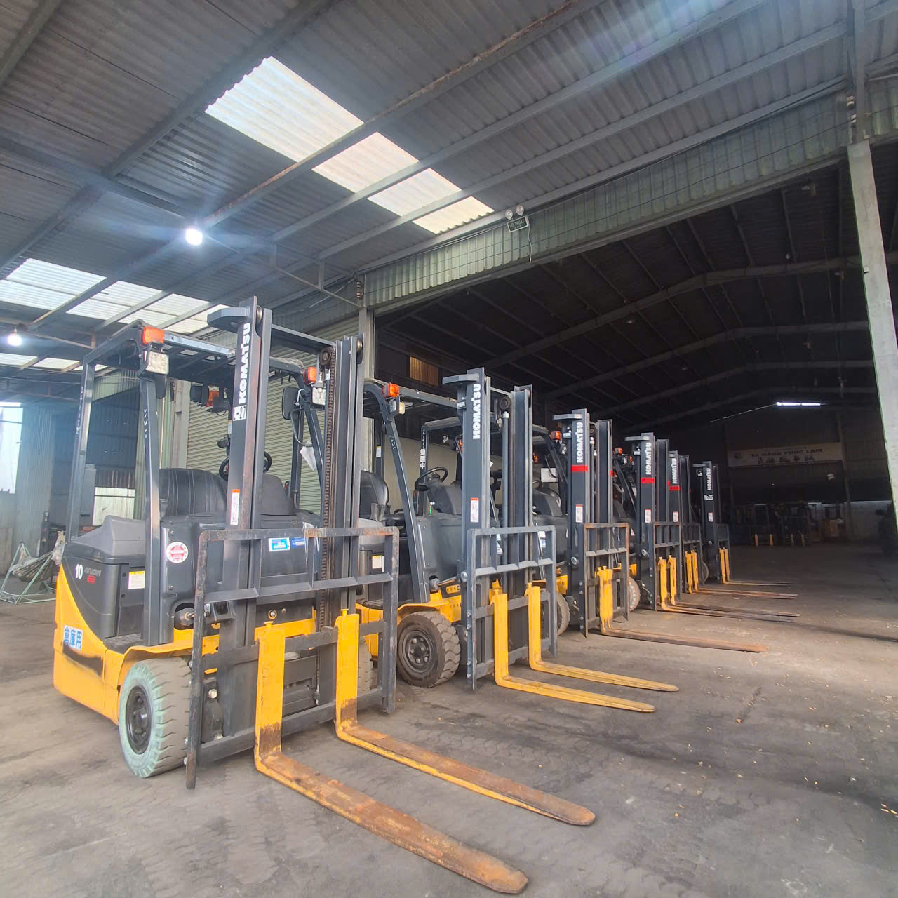 Công ty xe nâng Phúc Lâm cung cấp những dịch vụ gì ngoài bán xe?