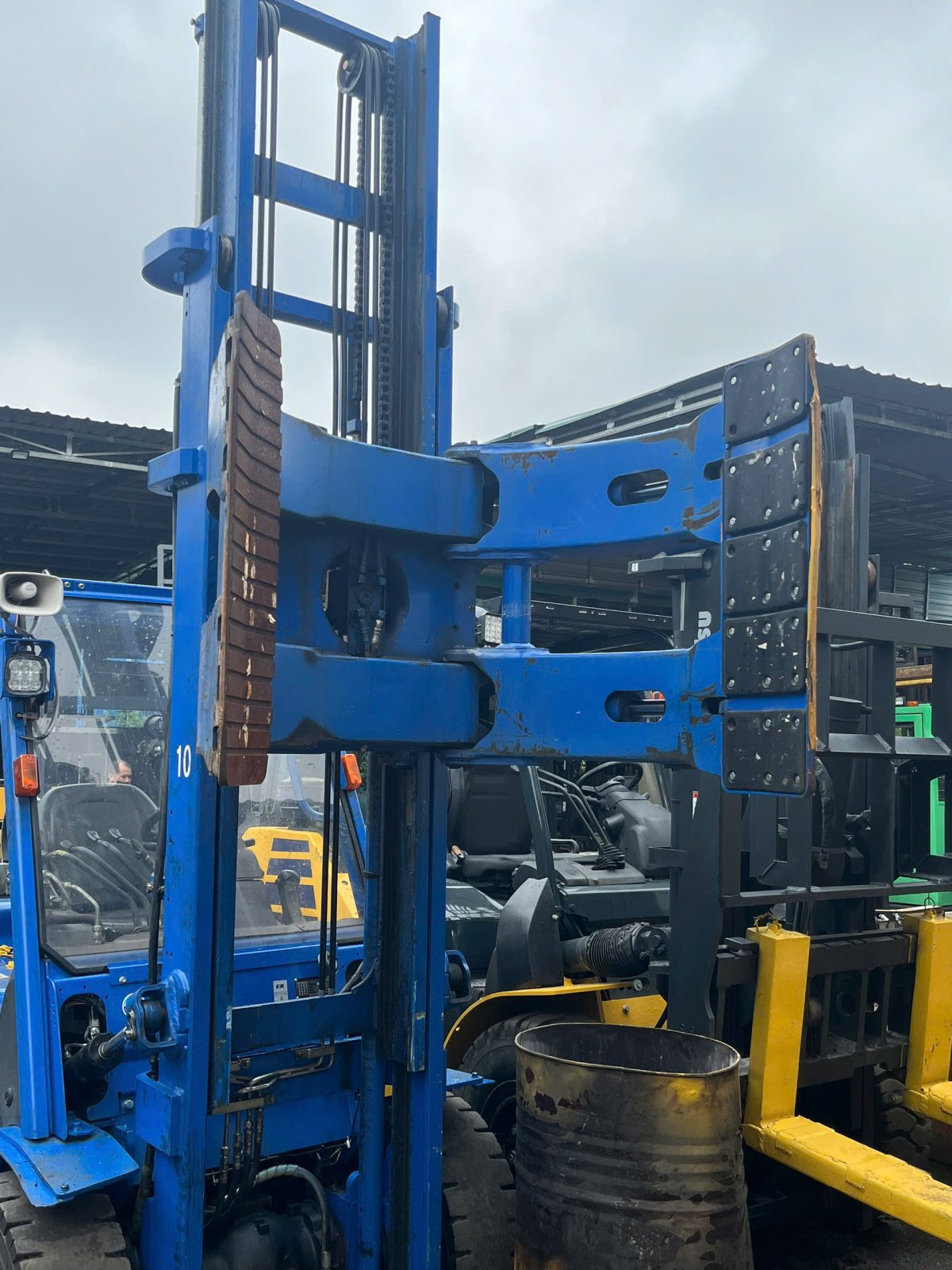 Xe nâng 3 tấn có nâng được hàng 3 tấn ở mọi chiều cao không?