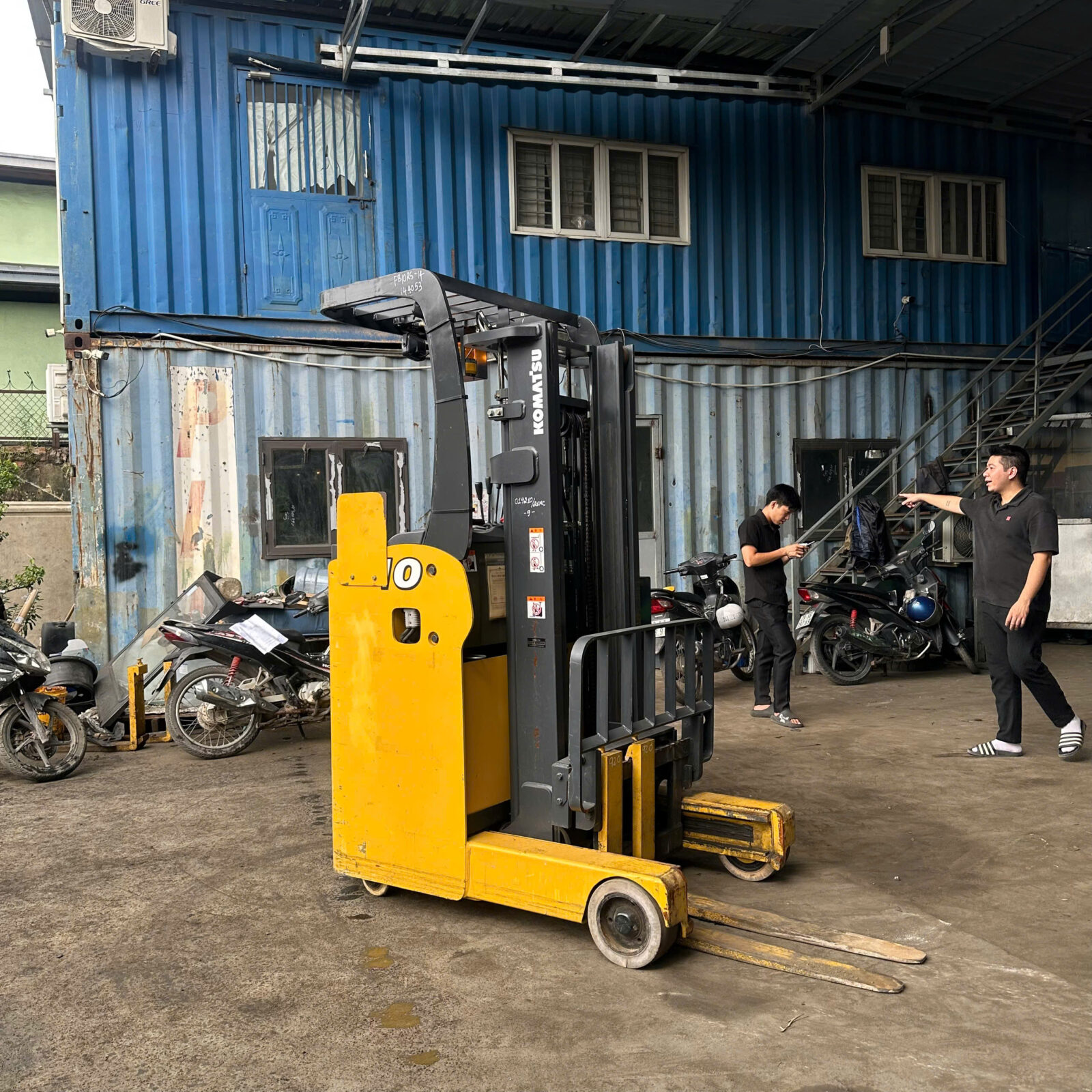 Xe nâng điện Komatsu cũ sau khi thay bộ điều khiển có ảnh hưởng đến giá trị bán lại không
