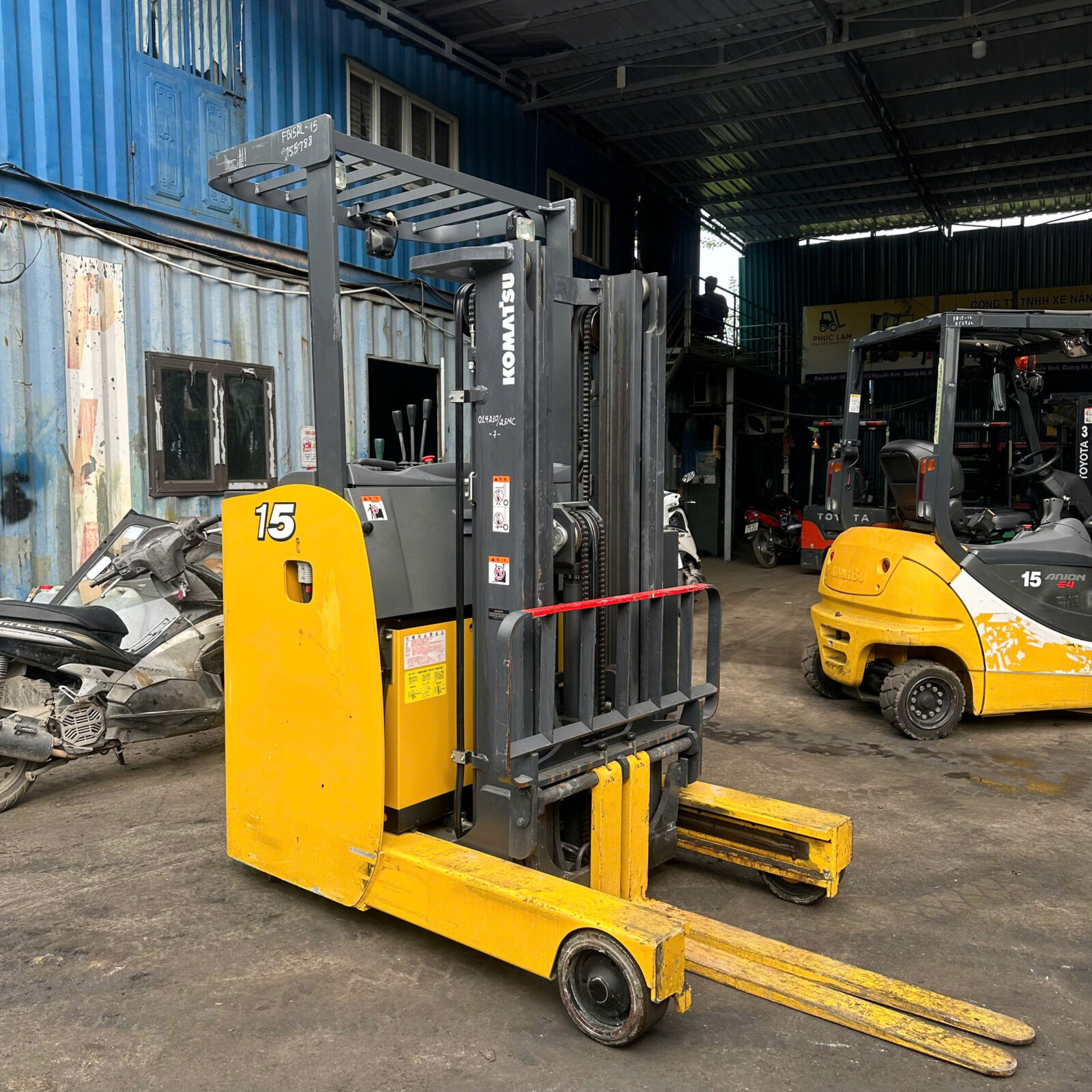 Xe nâng điện Nhật cũ sau nhiều năm sử dụng: Khi nào nên giữ bình điện, khi nào nên thay mới
